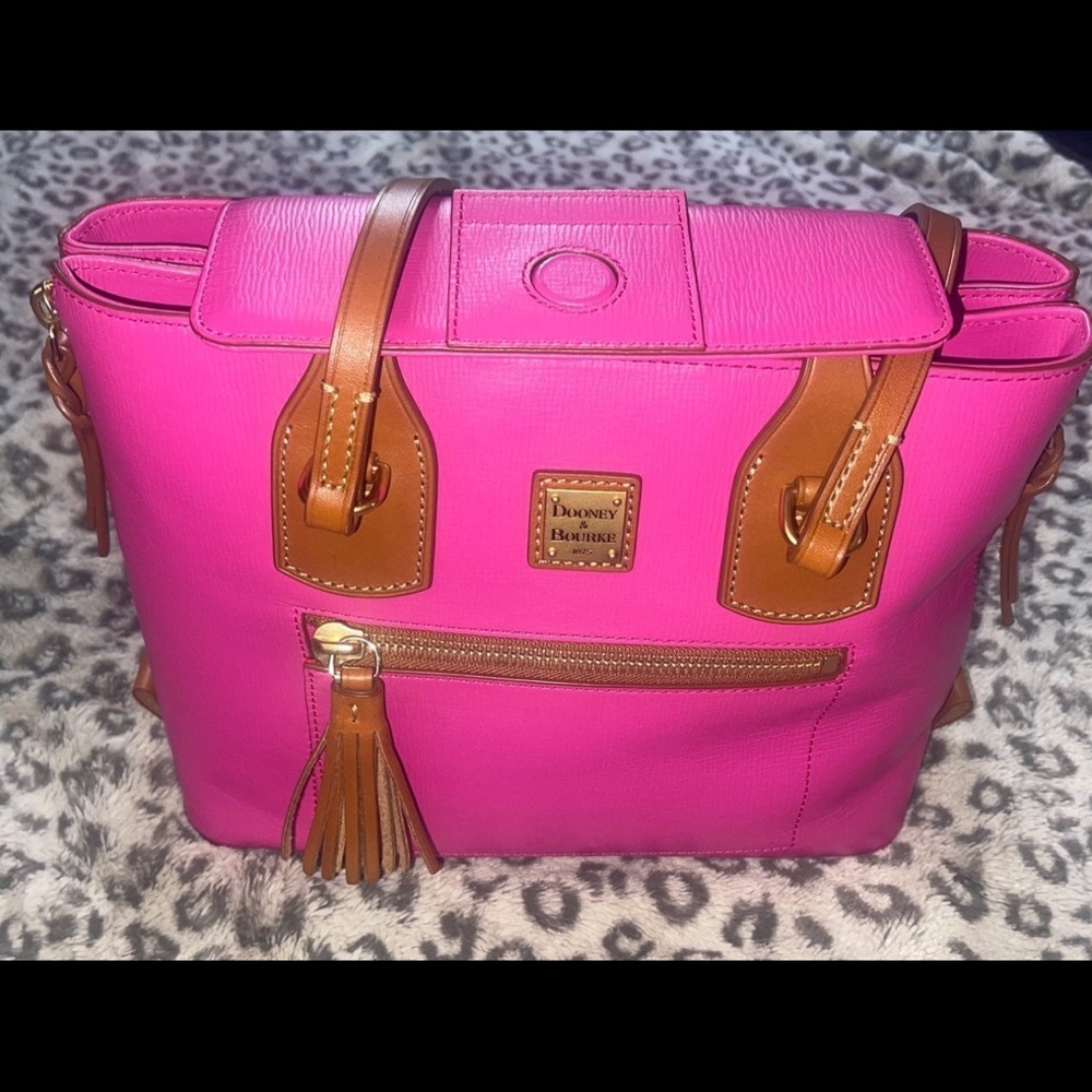 Dooney & Bourke pink Leather bag.. gently used..